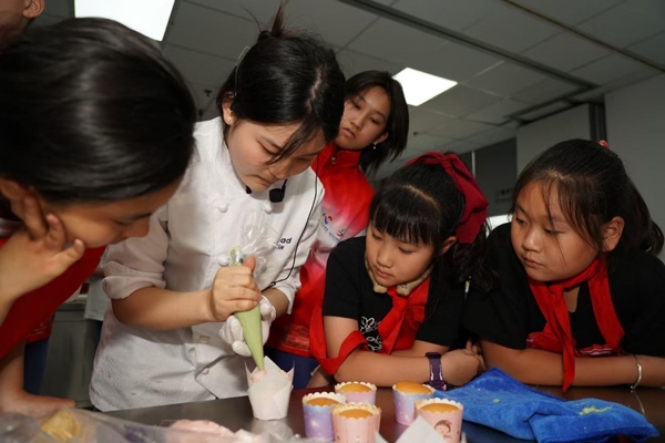 一日營首發(fā)團(tuán)探訪技能大師工作室并現(xiàn)場開展實(shí)踐體驗(yàn)活動。徐匯區(qū)總工會供圖