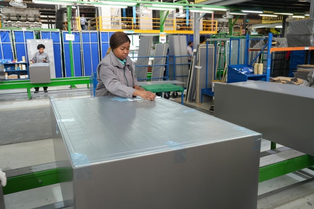 8月14日，在南非開普敦，當?shù)貑T工在海信南非工業(yè)園的冰箱生產線上工作。新華社記者王雷攝