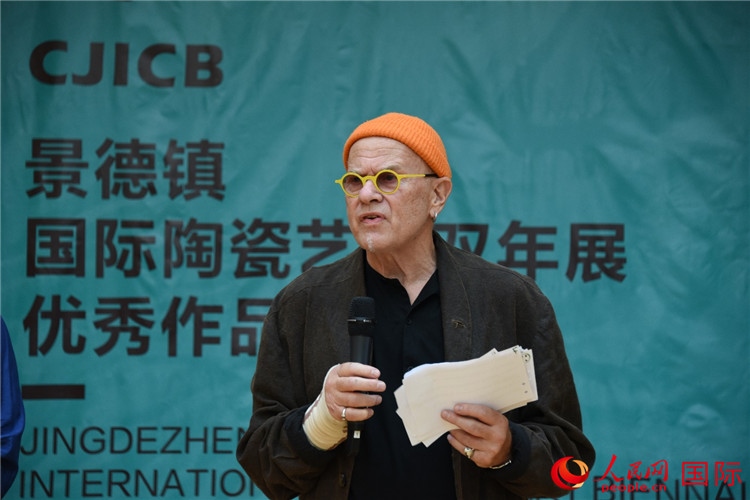 瑞典藝術(shù)家托比恩·卡爾斯博致辭。人民網(wǎng)記者 殷淼攝