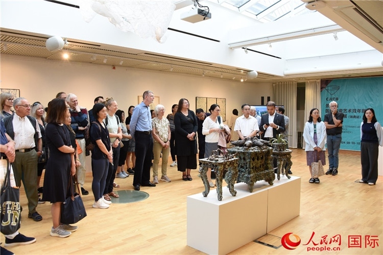 來(lái)賓參觀展覽作品。人民網(wǎng)記者 殷淼攝