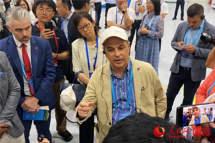 阿根廷駐華大使馬致遠(yuǎn)與億華通動(dòng)力科技有限公司總經(jīng)理于民討論關(guān)切問題。人民網(wǎng) 宋歌攝