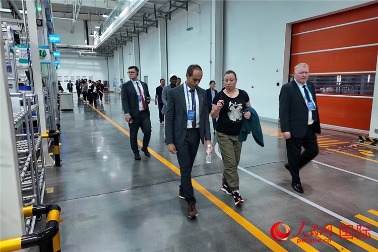 駐華外交官和國際組織駐華代表參觀億華通動(dòng)力科技有限公司生產(chǎn)車間。人民網(wǎng)記者 方童攝