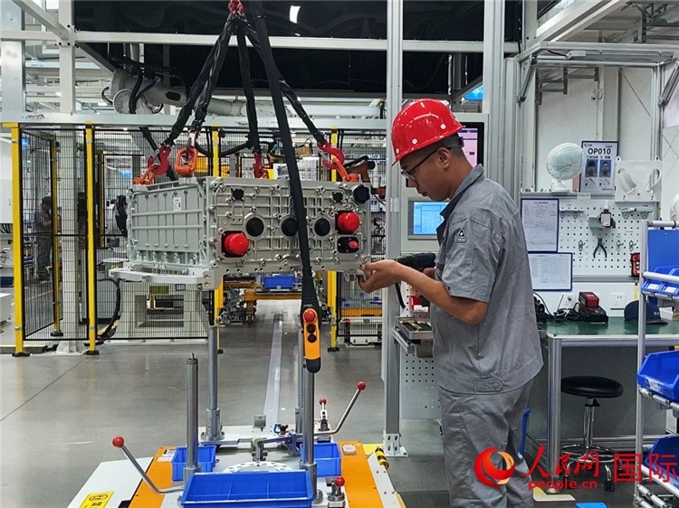 技術(shù)人員進(jìn)行系統(tǒng)化測(cè)試。人民網(wǎng)記者 于洋攝