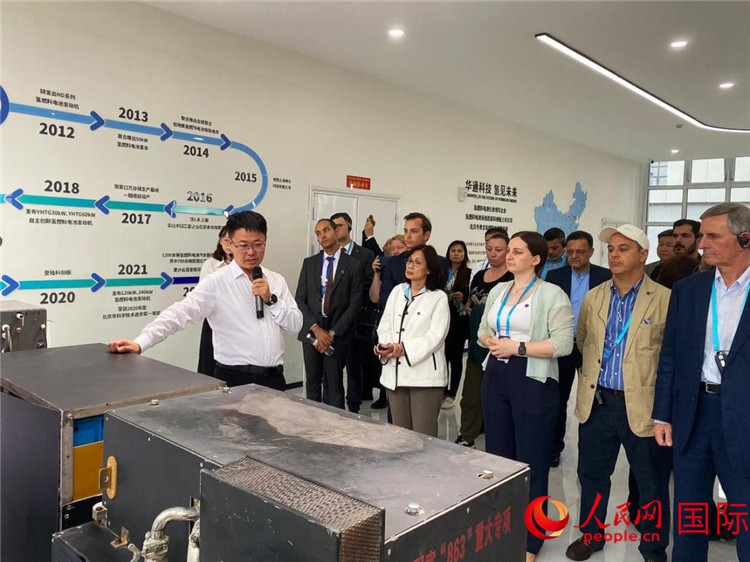 于民向駐華外交官和國際組織駐華代表介紹企業(yè)發(fā)展情況。人民網(wǎng) 宋歌攝