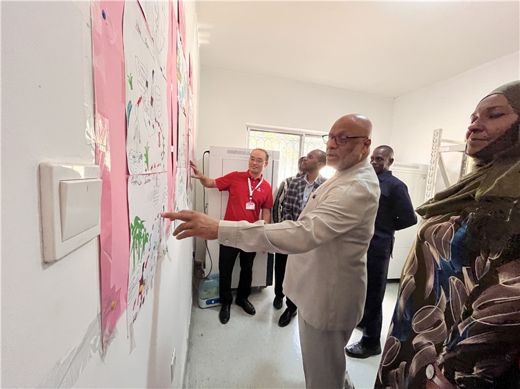 坦桑尼亞桑給巴爾衛(wèi)生部部長(zhǎng)馬茲伊參觀科普室。專(zhuān)家組供圖