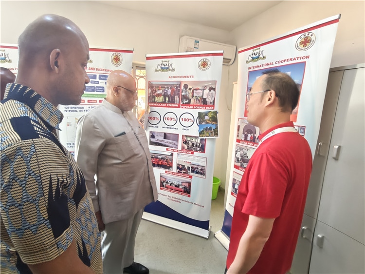 中方專(zhuān)家組組長(zhǎng)黃玉政介紹項(xiàng)目進(jìn)展。專(zhuān)家組供圖