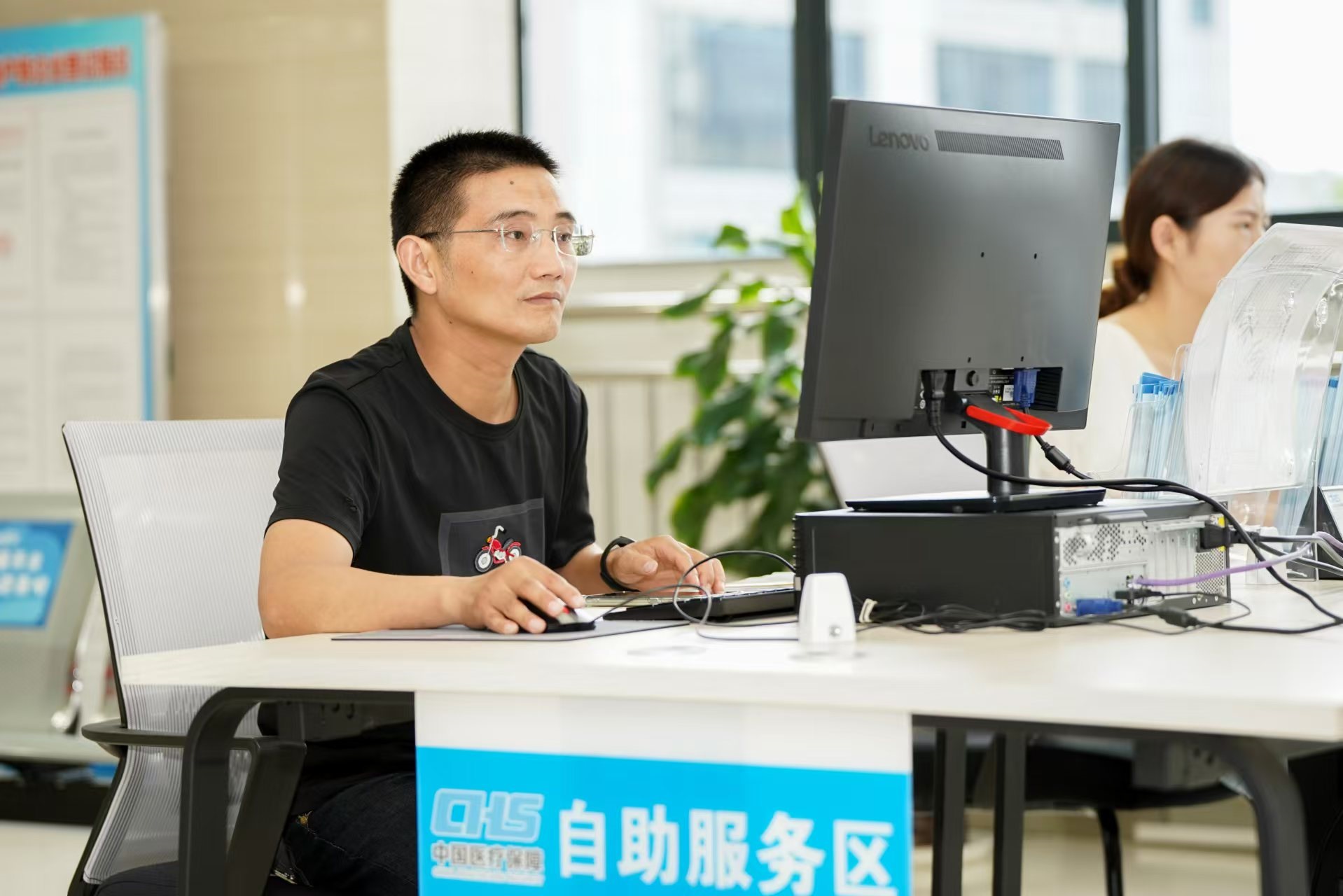 安徽省池州市市民在市政務(wù)服務(wù)大廳辦理業(yè)務(wù)。人民網(wǎng)記者 王銳攝