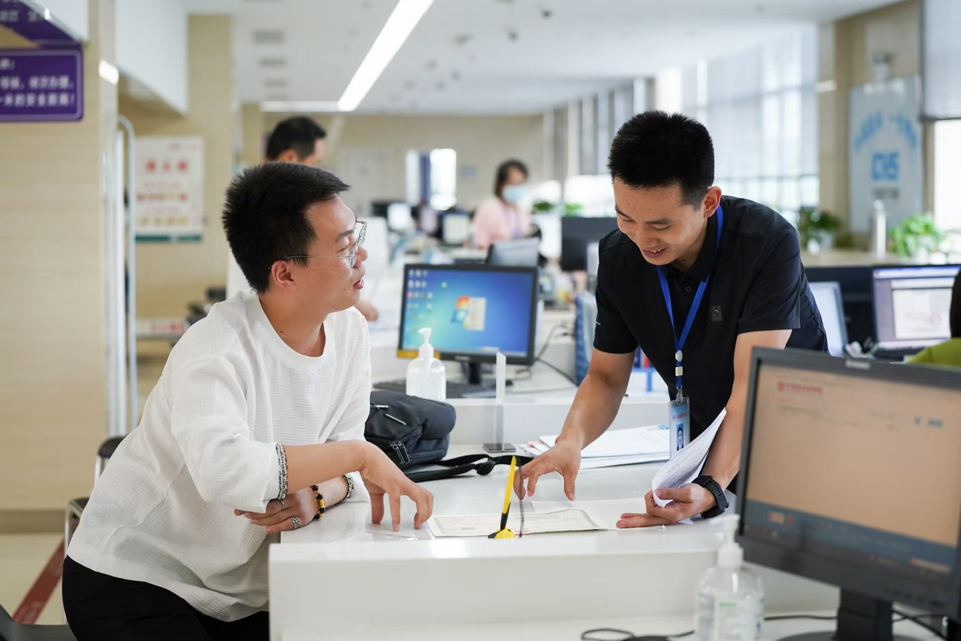 安徽省池州市市民在市政務(wù)服務(wù)大廳辦理業(yè)務(wù)。人民網(wǎng)記者 王銳攝