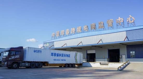 2024年8月13日，貨車在吉林省延邊朝鮮族自治州琿春綜合保稅區(qū)跨境電商物流倉(cāng)庫(kù)裝載商品?，q春市位于中俄朝三國(guó)交界處，是吉林省唯一對(duì)俄口岸城市。近年來(lái)，琿春依托口岸，積極發(fā)展進(jìn)出口加工、能源、跨境電商等產(chǎn)業(yè)集群。