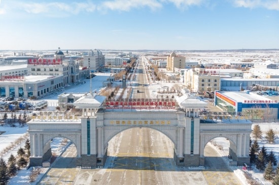 這是2024年1月31日拍攝的中國(guó)（黑龍江）自由貿(mào)易試驗(yàn)區(qū)黑河片區(qū)（無(wú)人機(jī)照片）。五年來(lái)，中國(guó)（黑龍江）自由貿(mào)易試驗(yàn)區(qū)將“試驗(yàn)田”種成“高產(chǎn)田”，以全省萬(wàn)分之三的面積，貢獻(xiàn)了全省約五分之一的實(shí)際使用外資和七分之一的外貿(mào)進(jìn)出口，在對(duì)外合作、降低物流成本、培育特色產(chǎn)業(yè)和新業(yè)態(tài)新模式等方面深入探索，成功產(chǎn)出超過(guò)300項(xiàng)制度創(chuàng)新成果。