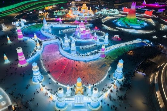 2024年1月1日，來(lái)自世界各地的游客在哈爾濱冰雪大世界園區(qū)內(nèi)游玩（無(wú)人機(jī)照片）。