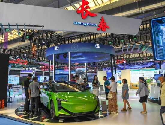 2023年8月23日，人們?cè)诘谑膶弥袊?guó)—東北亞博覽會(huì)上參觀一汽紅旗新能源車型。