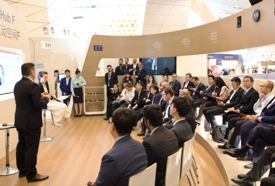 2024年6月26日，嘉賓在第十五屆夏季達(dá)沃斯論壇主會(huì)場(chǎng)——遼寧大連國(guó)際會(huì)議中心參與互動(dòng)討論。