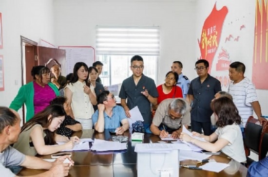 圖為2024年8月6日，重慶市奉節(jié)縣人民法院興隆人民法庭庭長費明軍（中）在做調(diào)解工作。蹇懿 攝