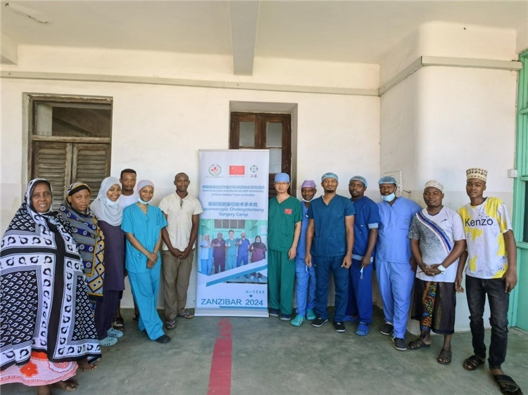 隊長蔣國慶（右七）和手術醫(yī)生、部分患者合影。中國援桑醫(yī)療隊供圖