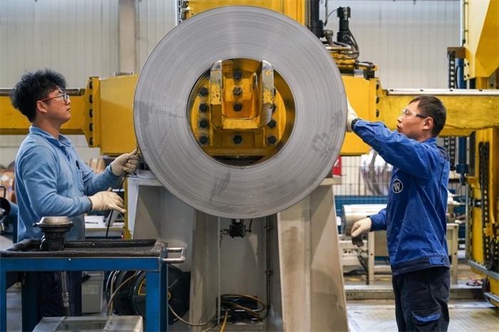 2023年3月16日，工人在位于太倉(cāng)市高新區(qū)的威爾斯新材料（太倉(cāng)）有限公司生產(chǎn)車間內(nèi)進(jìn)行加工作業(yè)。新華社記者李博攝