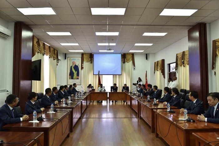 當(dāng)?shù)貢r間8月20日，圭亞那總統(tǒng)伊爾凡·阿里在圭亞那首都喬治敦鐘阿瑟會議中心會見了即將離任的中國（江蘇）第19期援圭亞那醫(yī)療隊。 中國（江蘇）第19期援圭亞那醫(yī)療隊供圖