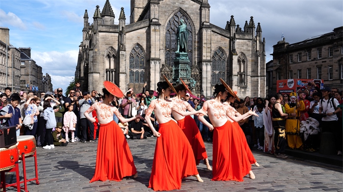 《長城魂》的演員在愛丁堡皇家一英里街頭演出。主辦方供圖