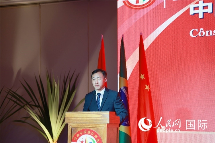 中國駐里約熱內(nèi)盧代總領(lǐng)事王海濤在典禮中致辭。人民網(wǎng)記者 陳海琪攝