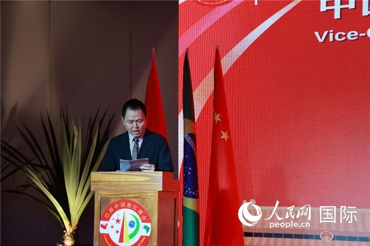 中國駐里約總領(lǐng)館副總領(lǐng)事王尉育宣讀賀電。人民網(wǎng)記者 陳海琪攝