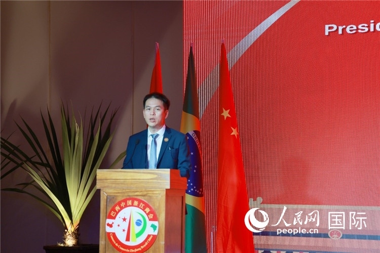 巴西中國浙江商會執(zhí)行會長陳翔廣宣讀賀電。人民網(wǎng)記者 陳海琪攝