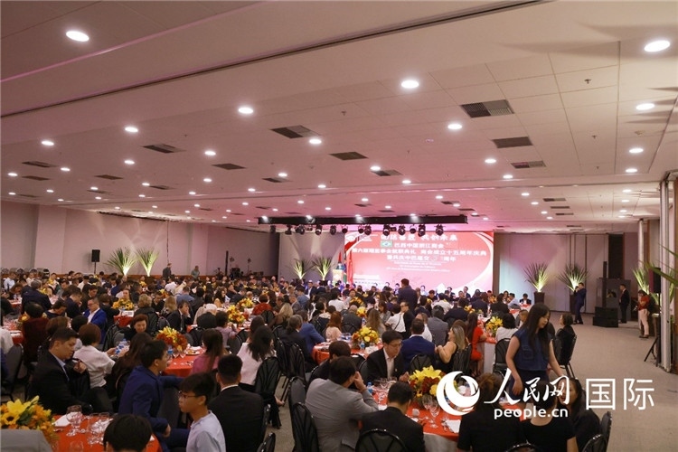 當(dāng)?shù)貢r間8月24日晚，巴西中國浙江商會第六屆理監(jiān)事會就職典禮在里約熱內(nèi)盧舉行。圖為就職典禮現(xiàn)場。人民網(wǎng)記者 陳海琪攝