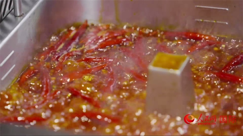 成都麻辣火鍋。人民網(wǎng)記者 張榮攝