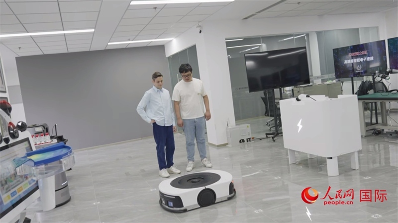 睿樂(lè)達(dá)機(jī)器人充電停車場(chǎng)。人民網(wǎng)記者 張榮攝