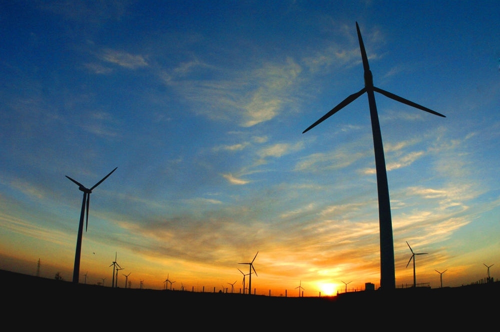 2005年，吉林省白城市通榆縣境內(nèi)幾十部風(fēng)力發(fā)電機(jī)組在工作。新華社發(fā)