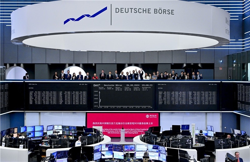 現(xiàn)場圖片:中國銀行法蘭克福分行負責人與多位來自金融界和企業(yè)界的嘉賓共同見證全球首支人民幣SGS債券在法蘭克福上市