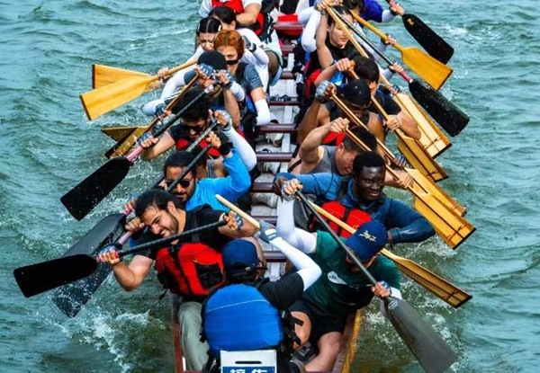 “熊貓叨叨”團(tuán)隊(duì)參加龍舟比賽。