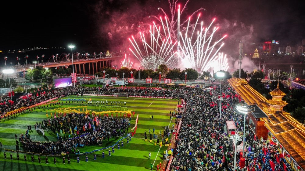 2024全國“村晚”示范展示活動(dòng)暨貴州“村超村晚”舉行音樂煙花秀表演（無人機(jī)照片，2024年2月3日攝）。新華社記者 劉續(xù) 攝