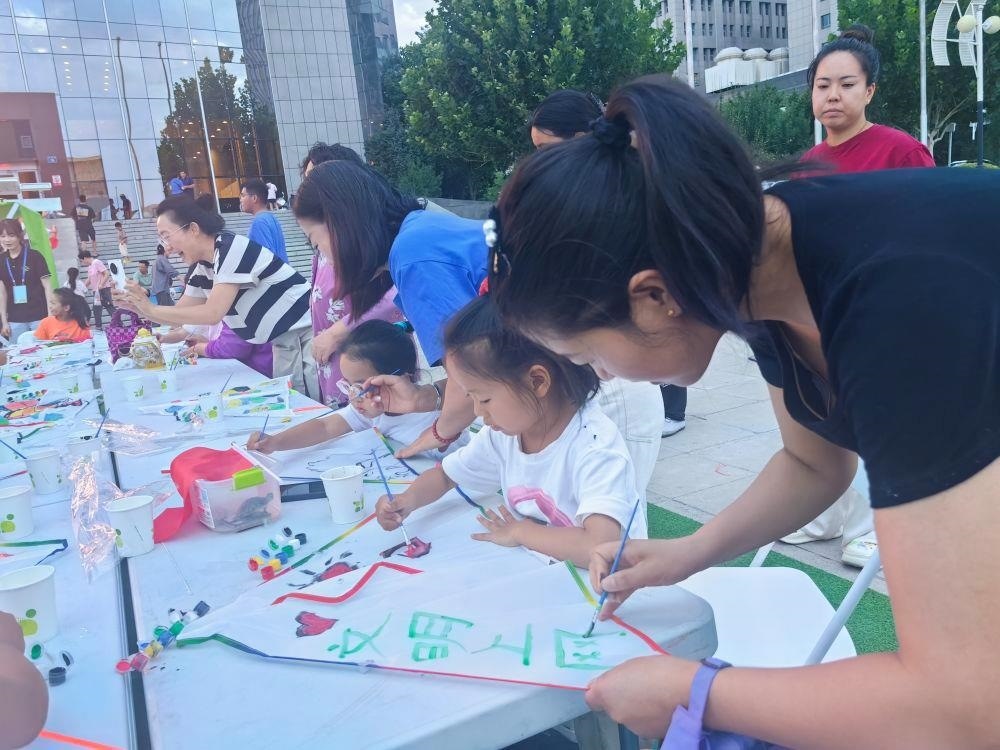 △家長與孩子一起參與“文明上網(wǎng)”系列主題活動。