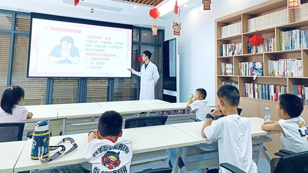 西安交通大學(xué)“筑夢醫(yī)心·護佑三農(nóng)”實踐團開展健康科普。校方供圖