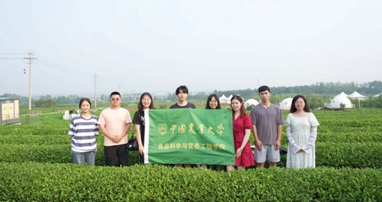 在山東日照，中國農(nóng)業(yè)大學(xué)食品學(xué)院實踐團就農(nóng)業(yè)生產(chǎn)智能化設(shè)備、肥料選用等問題開展實地調(diào)研，并面向300余名村民陸續(xù)開展4次科普宣講。校方供圖