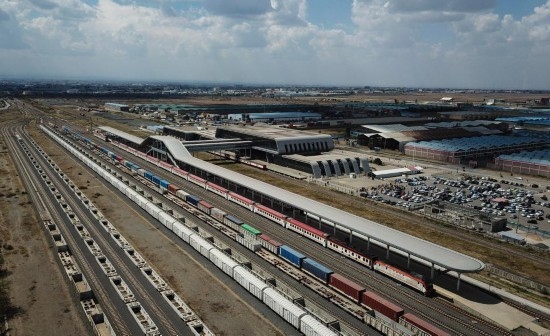 這是2023年9月在肯尼亞首都內(nèi)羅畢拍攝的蒙內(nèi)鐵路內(nèi)羅畢站（無(wú)人機(jī)照片）。新華社記者 韓旭 攝