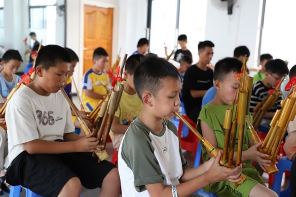 孩子們在學吹蘆笙。融水縣文化館供圖
