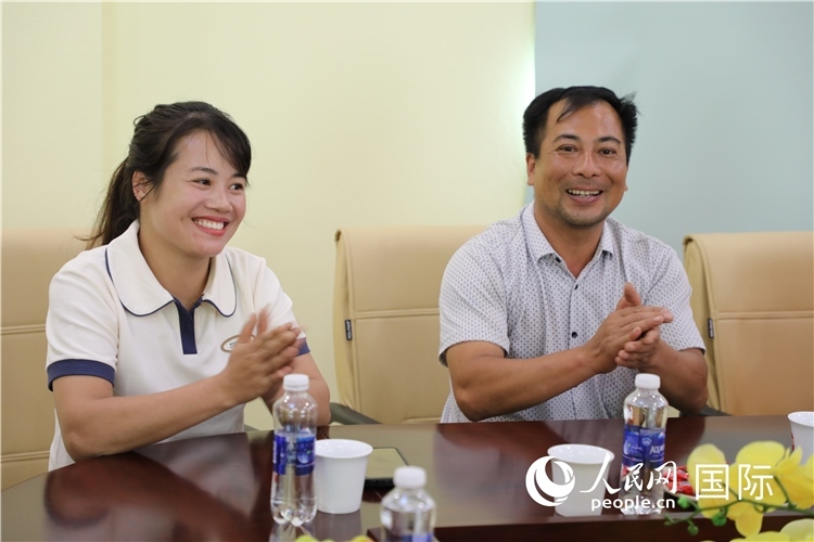 越南沙巴市黃連寄宿制民族小學(xué)老師阮氏秋姮、阮文享。人民網(wǎng)記者簡承淵攝