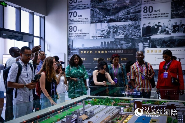 2024“一帶一路”媒體合作論壇聯(lián)合采訪調研行成員在東郊記憶園區(qū)參觀采訪。本報記者 伊霄攝