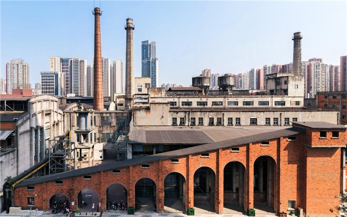 在原成都國營紅光電子管廠舊址上改建而成的東郊記憶園區(qū)南大門。大門既保留了老工業(yè)區(qū)的風貌，又融入了現(xiàn)代審美和創(chuàng)意，成為了園區(qū)一大亮點。資料圖片