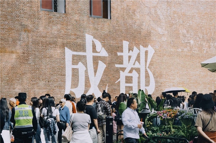 東郊記憶園區(qū)“成都墻”以巨大的“成都”字樣和獨特的藝術設計成為園區(qū)的網(wǎng)紅打卡地，吸引了眾多游客和市民前來參觀。資料圖片