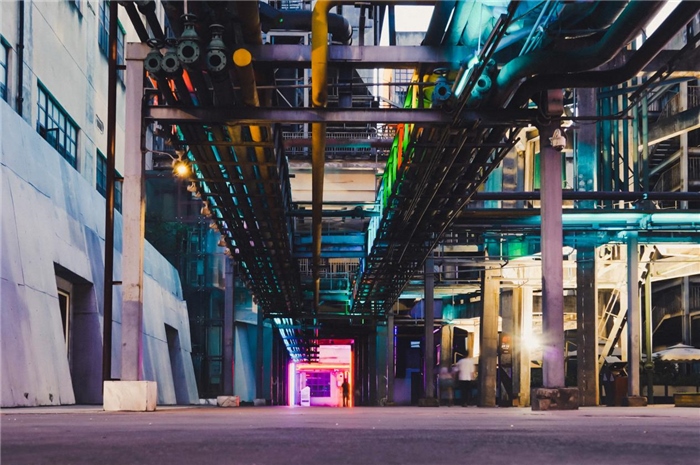 東郊記憶園區(qū)工業(yè)橫街完整地保留了園區(qū)的工業(yè)元素，如工業(yè)煙囪、動力管廊架和水塔等，形成了園區(qū)獨特的工業(yè)風景線。資料圖片