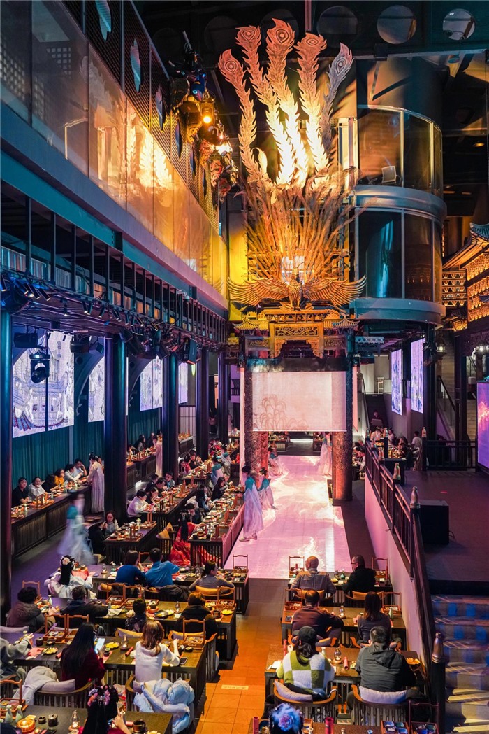 東郊記憶園區(qū)內以蜀地文化為創(chuàng)作背景，溯源中國傳統(tǒng)宴飲儀禮打造的全景沉浸式漢文化主題餐秀。成都傳媒集團供圖