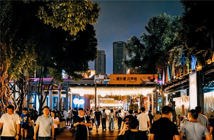 夜幕下的東郊記憶園區(qū)人流如織，熱度不減。資料圖片