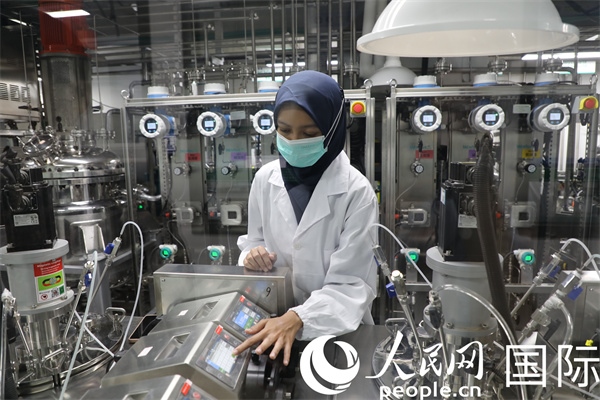 中國(guó)—印尼新能源材料與冶金工程技術(shù)聯(lián)合研究實(shí)驗(yàn)室內(nèi)，研究人員正在工作。人民網(wǎng)記者曹師韻攝