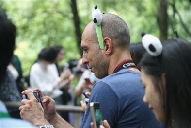 俄羅斯《俄羅斯報》視覺內容編輯阿爾圖爾·杰魯諾夫在拍攝熊貓。（李佩藺 攝）