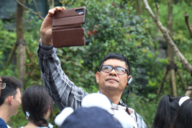 媒體考察團成員在熊貓谷拍照“打卡”。（李佩藺 攝）