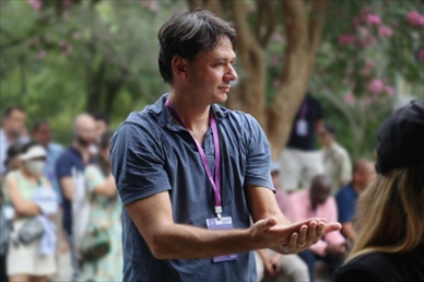 意大利逆流外交網(wǎng)站總編輯亞歷山大·比安奇學(xué)習(xí)青城太極。（李佩藺 攝）