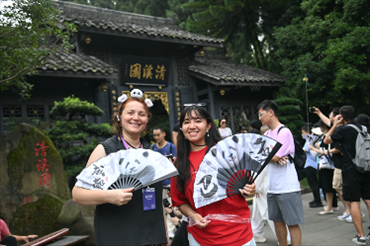 媒體考察團(tuán)成員在都江堰清溪園合影留念。（陳斌 攝）