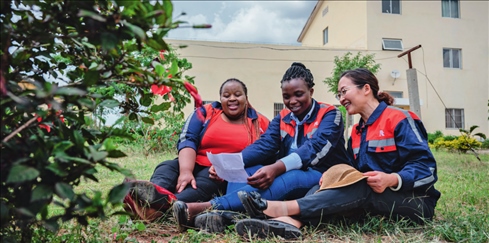 在肯尼亞內(nèi)羅畢，非洲之星鐵路運營公司工電部電子設(shè)備檢修工區(qū)工長陳玲（右）在休息時教學(xué)員唱中文歌曲（2023 年 5 月 23 日攝） 王冠森攝 / 本刊